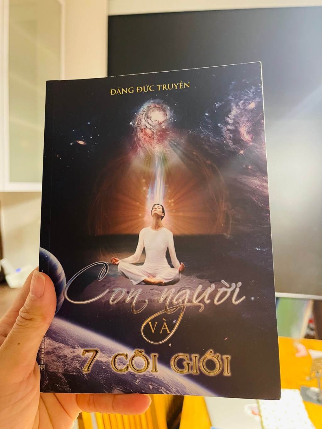 Cuốn sách: con người và 7 cõi giới